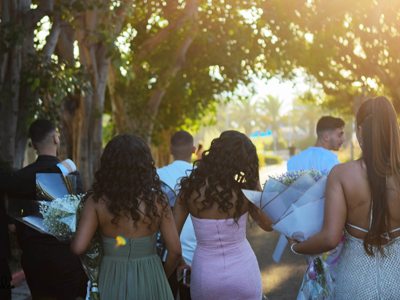 חברים הולכים צילום אחורי