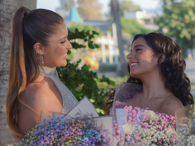 זוג בנות בחתונה