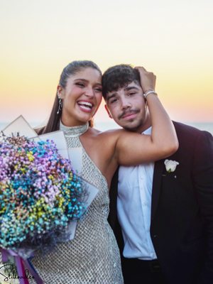 זוג חתונה מתחבקים